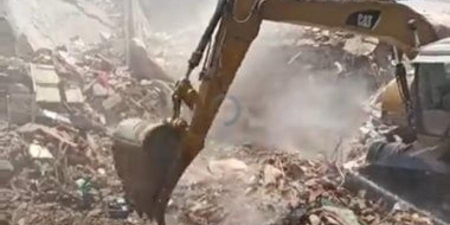 معاينة العقارات المجاورة للمنزل المنهار فى السيدة زينب