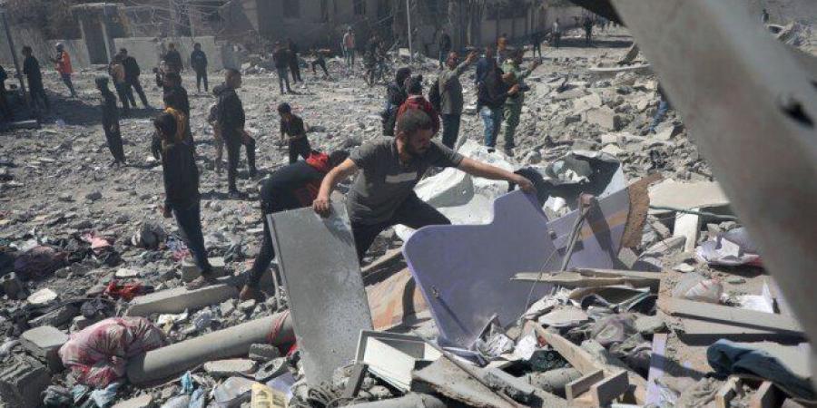 بينهم
      طفل..
      شهداء
      وجرحى
      في
      قصف
      إسرائيلي
      بوسط
      غزة - تكنو بلس
