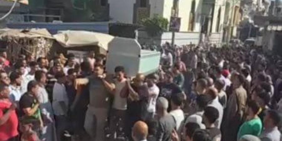 أهالى برج مغيزل في كفر الشيخ يشيعون جثامين 4 أشخاص لقوا مصرعهم في حادث تصادم